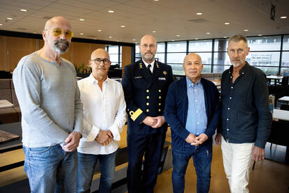 De jubilarissen poseren met de directeur van Defensie Materiële Instandhouding. Fotobijschrift: De jubilarissen op een rij. V.l.n.r. Henk Okkerse, Pieter Raven, commandeur Jeroen Hodes, Beng ‘Dave’ Tan en Ton Stavenruiter.