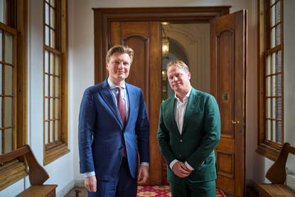 Duo-portret van minister Ruben Brekelmans, links in blauw pak, en staatssecretaris Gijs Tuinman rechts in groen pak.