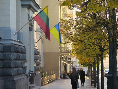 In Litouwen hangen veel Oekraïense vlaggen op straat als steun voor het land dat in de oorlog is met Rusland.