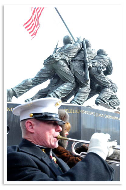 Herdenking bij een monument voor Iwo Jima.