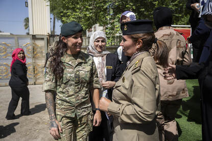 Lin in GVT buiten in gesprek met een Irakese vrouwelijke militair tijdens de afstudeerceremonie van de ‘Women Leadership and Skills Development Course’.