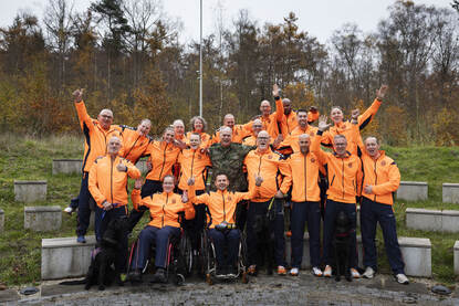 Het team voor de Invictus Game poseert al juichend