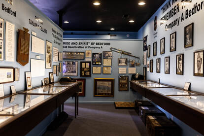 Binnenkant van de drugstore van toen, nu een museum ter ere van de Bedford Boys. Aan de wanden hangen herinneringen.