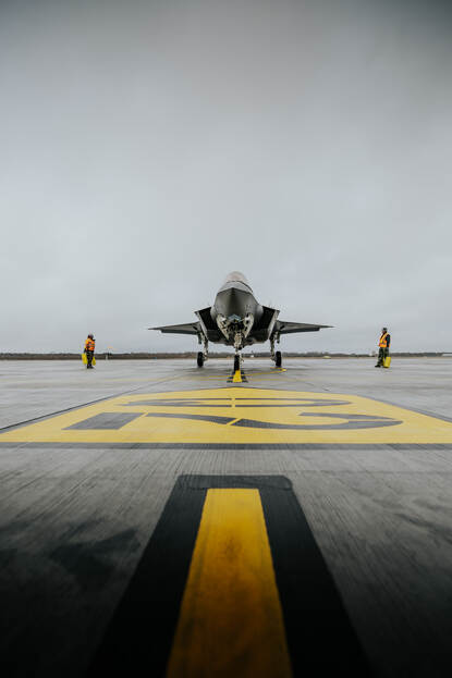 Een F35 op de landingsbaan, met de kap open.