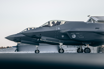 Twee F-35’s naast elkaar geparkeerd in Estland.