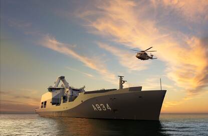 artist impression van de Den Helder tijdens zonsondergang, boven vliegt een NH90 maritieme gevechtshelikopter.