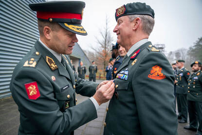 Een militair krijgt een medaille opgespeld.