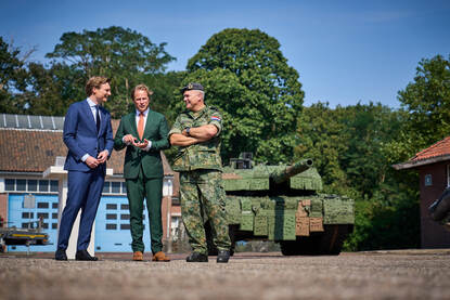 Defensieminister Ruben Brekelmans, staatssecretaris Gijs Tuinman en CDS Onno Eichelsheim presenteren de Defensienota 2024.