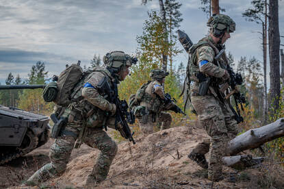 Nederlandse militairen in actie tijdens oefening Iron Wolf in Litouwen.