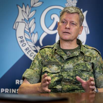 beide militairen in gevechtspak.