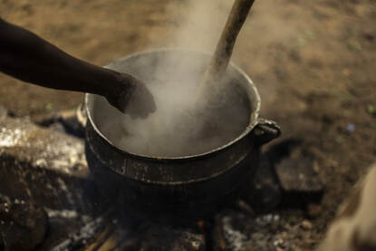 Een pan op een vuurtje.