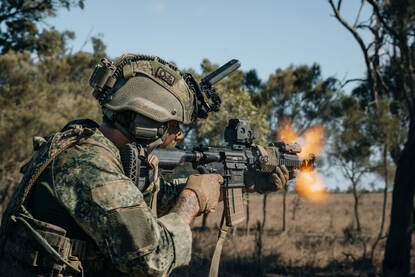 Militair vuurt in de Australische bush met een wapen.