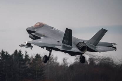 Een F-35 gevechtsvliegtuig stijgt op.