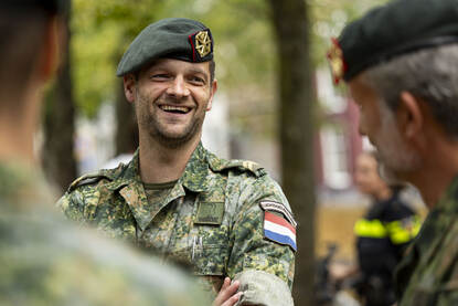 Links de breed lachende opperwachtmeester Youri, rechts een serieus kijkende luitenant Stan.