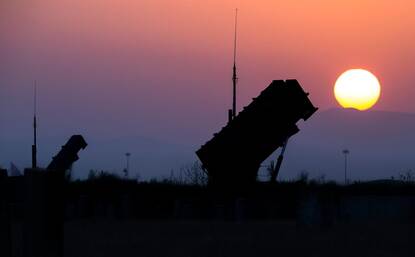 Archiefbeelden van Patriot-luchtafweer en een zogeheten Multi Role Tanker Transport (MRTT), die in de lucht hing om kisten bij te tanken.