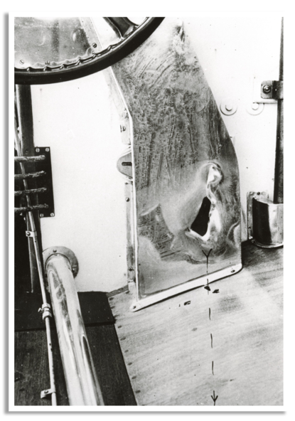 Gat in een boot, veroorzaakt door een mitrailleurkogel.