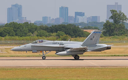 Een marinevliegtuig en een vliegtuig van Amerikaanse mariniers.