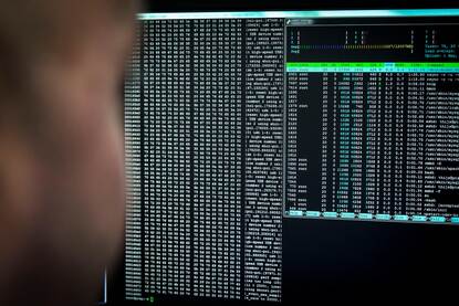 Links een foto van data op een computerscherm. Rechts een control room met beeld schermen en computers.