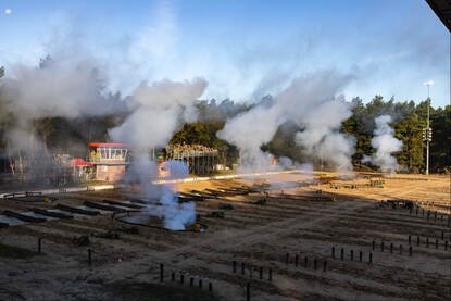 Rookwalmen boven een heropende gevechtsbaan.