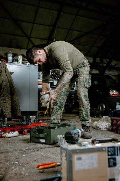 Monteurs sleutelen aan onderdelen van de voertuigen