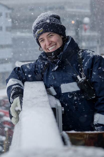Vrouwelijke militair in een DT-jurk.