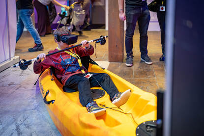 In de Gamezone waren verschillende spellen, waaronder VR-spellen.