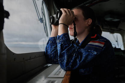 Portret van Sjors ter Veen in het rode licht van de commandocentrale.
