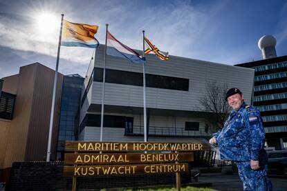 Ron Delwel voor het hoofdkwartier van de marine in Den Helder laat zien dat zijn kledingmaat van XXL naar XL is gegaan.