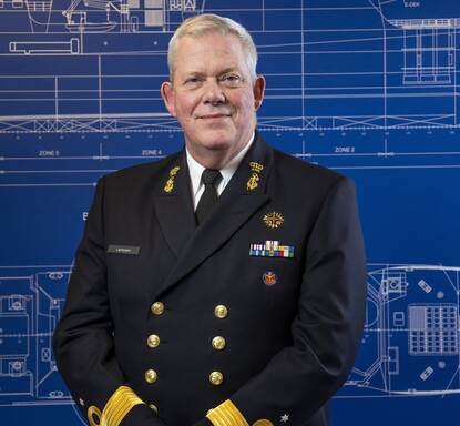Portretfoto van Directeur Operaties CZSK commandeur Frank Lenssen in marine-uniform.