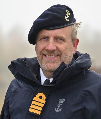 Portretfoto van groepscommandant Groot Bovenwater kapitein ter zee Klaasjan Schipper in marine-uniform.