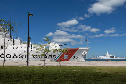 Op de voorgrond een schip van de US Coast Guard, in de verte Zr.Ms. Groningen.