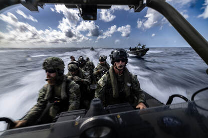 Militairen in een FRISC op weg naar een schip om te enteren.
