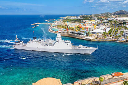 Zr.Ms. Tromp met op de achtergrond Willemstad, Curaçao.