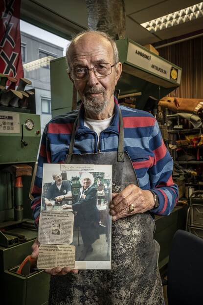 Cees Rensen met een kopie van een krant, waarop hij zichtbaar is met de eerste MARVA, Francien de Zeeuw