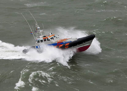 De reddingsboot Joke Dijkstra stuitert op de golven.