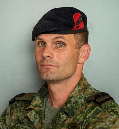 Een portret van operatieofficier majoor der mariniers Koen bij 2MCG.