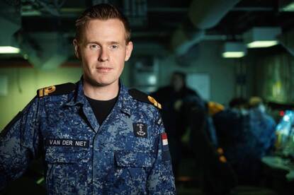 Portret van commandocentrale- en luchtverdedigingsofficier luitenant ter zee 2OC Gijs van der Niet
