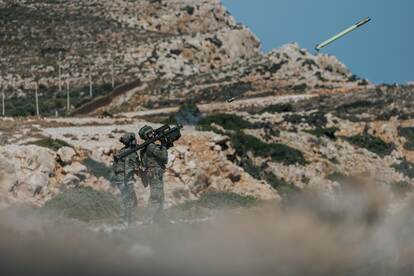 Een mariniers vuurt de Stinger af, de raket heeft de schietbuis verlaten.