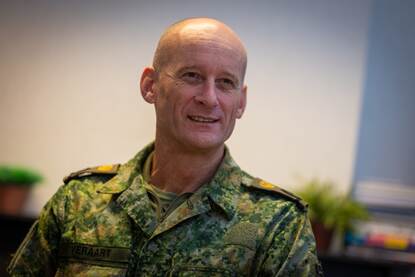 De Krijgsmachtadjudant tijdens het interview.