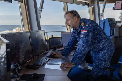 Luitenant ter zee 2OC Jeroen in de Verkeerscentrale