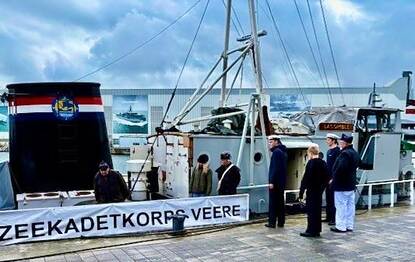 De voormalige ondiepwatermijnenveger Hr.Ms. Lacomblé met opvarenden en gasten.