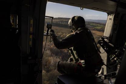 NH90 op de grond en foto door de deur in de lucht.