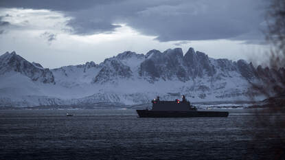 De Johan de Witt ligt in een Noors fjord met sneeuw op de bergkammen.