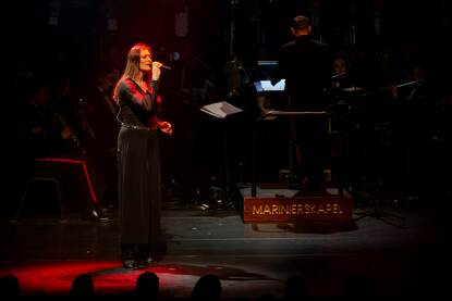 De Marinierskapel samen met zangeres Floor Jansen.