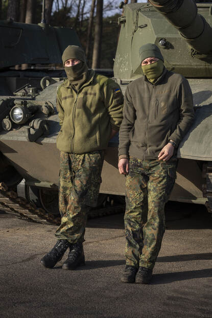 Oekraïners Andrej en Yuri poseren voor een Leopard 1A5.
