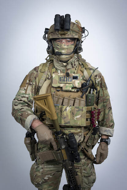 Een militair van voren gefotografeerd