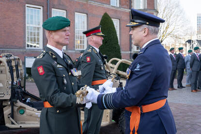 Luitenant-generaal Jan Swillens krijgt uit handen van commandant der strijdkrachten Onno Eichelsheim het commando over het commando landstrijdkrachten, in maart te Breda.
