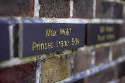 Max Wolffs naam ingegraveerd in een steen op de Britse Memorial Wall.