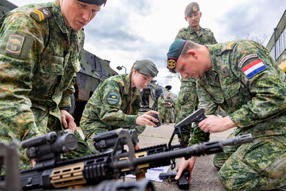 Militairen inventariseren wapens en voertuigen in de PEPHA-straat.