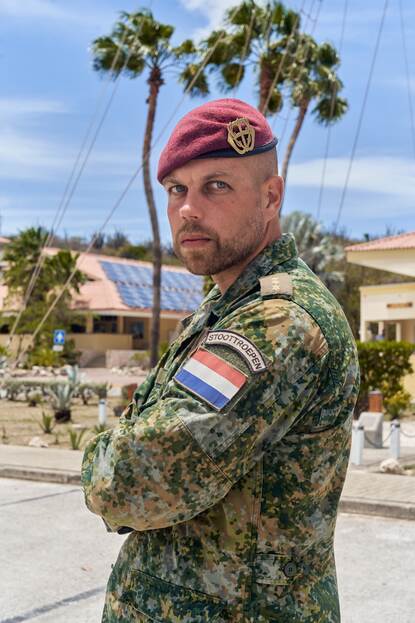 Kapitein Bernhard, compagniescommandant 13 Bravo-compagnie.